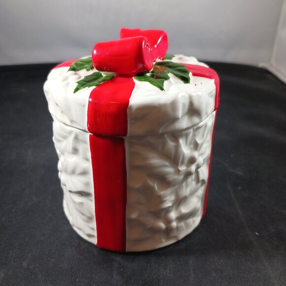 Vintage Lefton 70's Hand Painted Lidded Ceramic Holly Berry Trinket - Picture 1 of 9